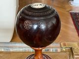 une table en verre sur laquelle se trouve un vase