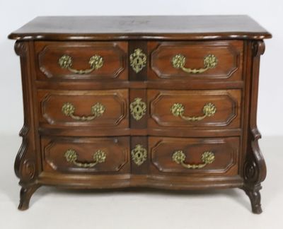 COMMODE MAZARINE en noyer, façade en arbalète, ouvrant à tro…