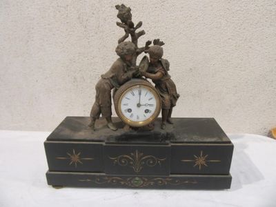 77.56 - PENDULE EN MARBRE ET REGULE - Longueur 40 cm (sujet … - Photo 1