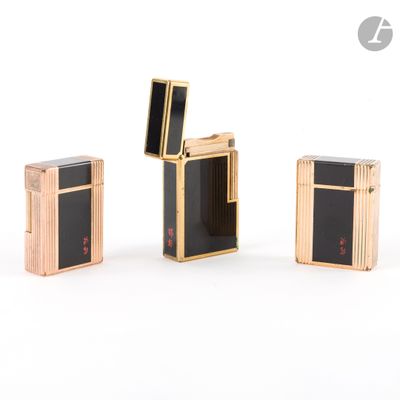 Trois types différents de briquets sont présentés sur une surface blanche