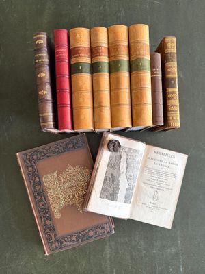 plusieurs vieux livres sont empilés sur une table