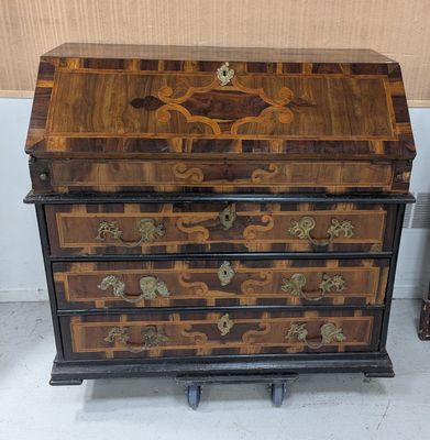 une petite commode en bois ornée de motifs dorés