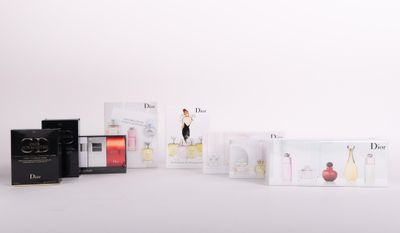 un lot de trois coffrets de parfums posés sur une table