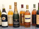 de nombreuses bouteilles de vin alignées sur le comptoir