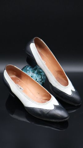 CELINE – Paire de chaussures à petit talon en cuir noir et blanc....
