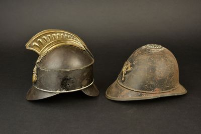 une paire de casques anciens sur fond noir, avec un fond noir
