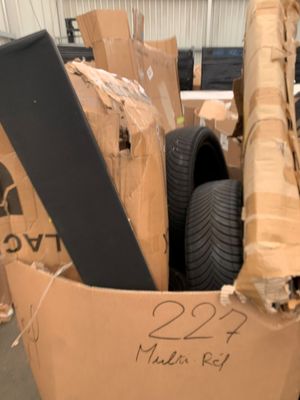 une boîte en carton remplie d'articles assortis dans un entrepôt