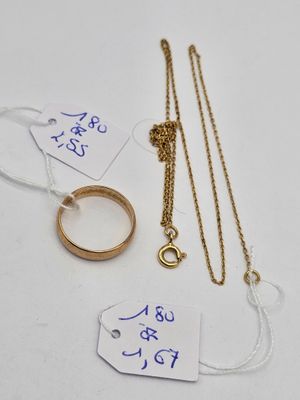 deux bagues en or et une chaîne en or sur laquelle est accrochée une étiquette de prix