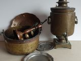 une casserole et une poêle en métal posées sur une table