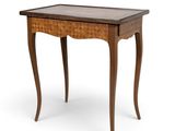 une image d'une petite table avec un plateau et des pieds en bois