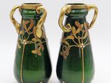 deux vases verts ornés de motifs dorés