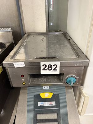 une image représentant un tapis roulant sur lequel est posée une plaque d'immatriculation