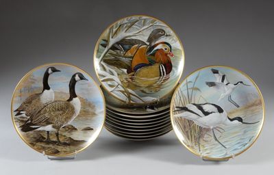 trois assiettes ornées d'oiseaux sont empilées les unes sur les autres