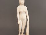 statue d'une femme tenant un sac et une raquette de tennis