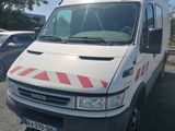 une camionnette blanche garée sur le parking