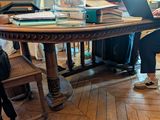 une femme assise à une table avec un ordinateur portable