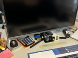 un bureau sur lequel se trouvent un ordinateur, un clavier, une souris et d'autres objets