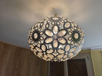 une lampe suspendue au plafond de la pièce