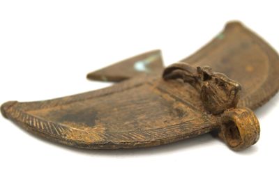 Pendentif en forme de croissant, orné d'une tête de calao