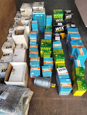 de nombreux cartons contenant divers types de matériel électrique, posés à même le sol