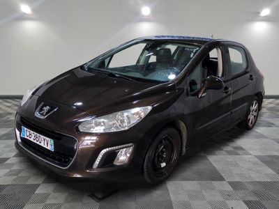 la voiture noire est garée dans le garage sur le sol en damier