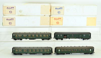 quatre wagons exposés dans une vitrine