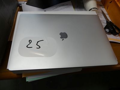 un ordinateur portable posé sur un bureau en bois