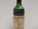 une bouteille de vin posée sur une table