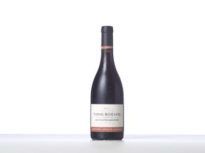 une bouteille de vin rouge posée sur une table