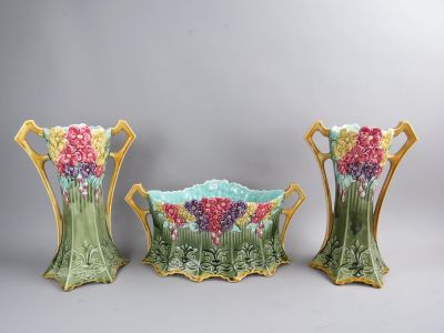 trois vases remplis de fleurs sont posés les uns à côté des autres sur une table