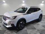 un 4x4 blanc garé dans une pièce au sol en damier
