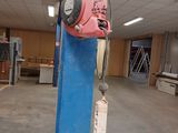 un poteau bleu sur lequel se trouve une bouche d'incendie rouge