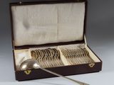 une boîte à couverts contenant une cuillère et une cuillère