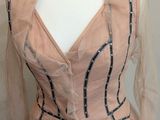 robe en tulle rose sur un mannequin, avec un motif noir et blanc