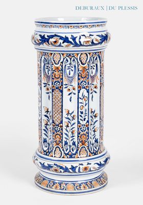 un vase bleu et blanc posé sur une table