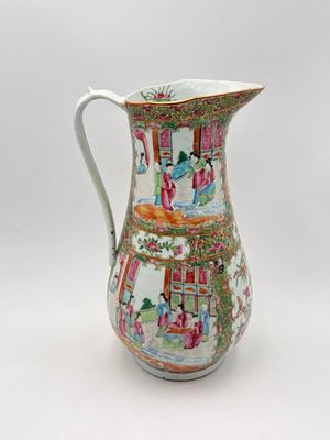 ASIE. Grand pichet en porcelaine et émaux polychromes à déco…