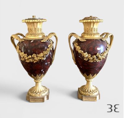 paire de vases anciens décorés d'or et de rouge, posés sur des socles