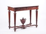 une petite table sur laquelle est posé un vase