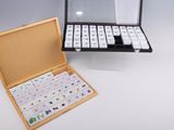 une boîte en bois contenant un jeu de dominos