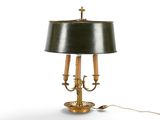une lampe surmontée d'un abat-jour noir