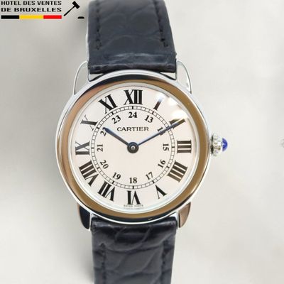 gros plan d'une montre-bracelet avec des chiffres romains