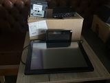 une table sur laquelle se trouvent un ordinateur portable et une tablette