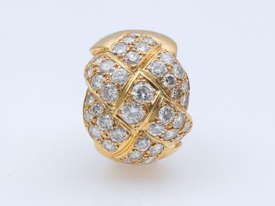 une bague en or et diamants, par van cleef