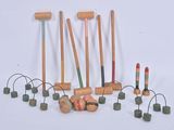 de nombreuses boules de croquet en bois disposées sur une surface blanche
