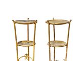 paire de tables d'appoint en laiton et marbre sur pieds