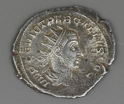 Gros plan sur une pièce d'argent portant le visage d'un homme