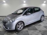 la photo d'une voiture argentée garée dans un garage