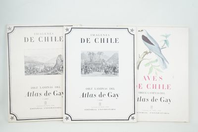 trois livres posés sur une table