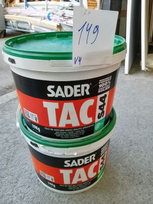 trois seaux de peinture posés par terre, avec une étiquette accrochée dessus