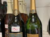 plusieurs bouteilles de vin sont alignées sur un comptoir